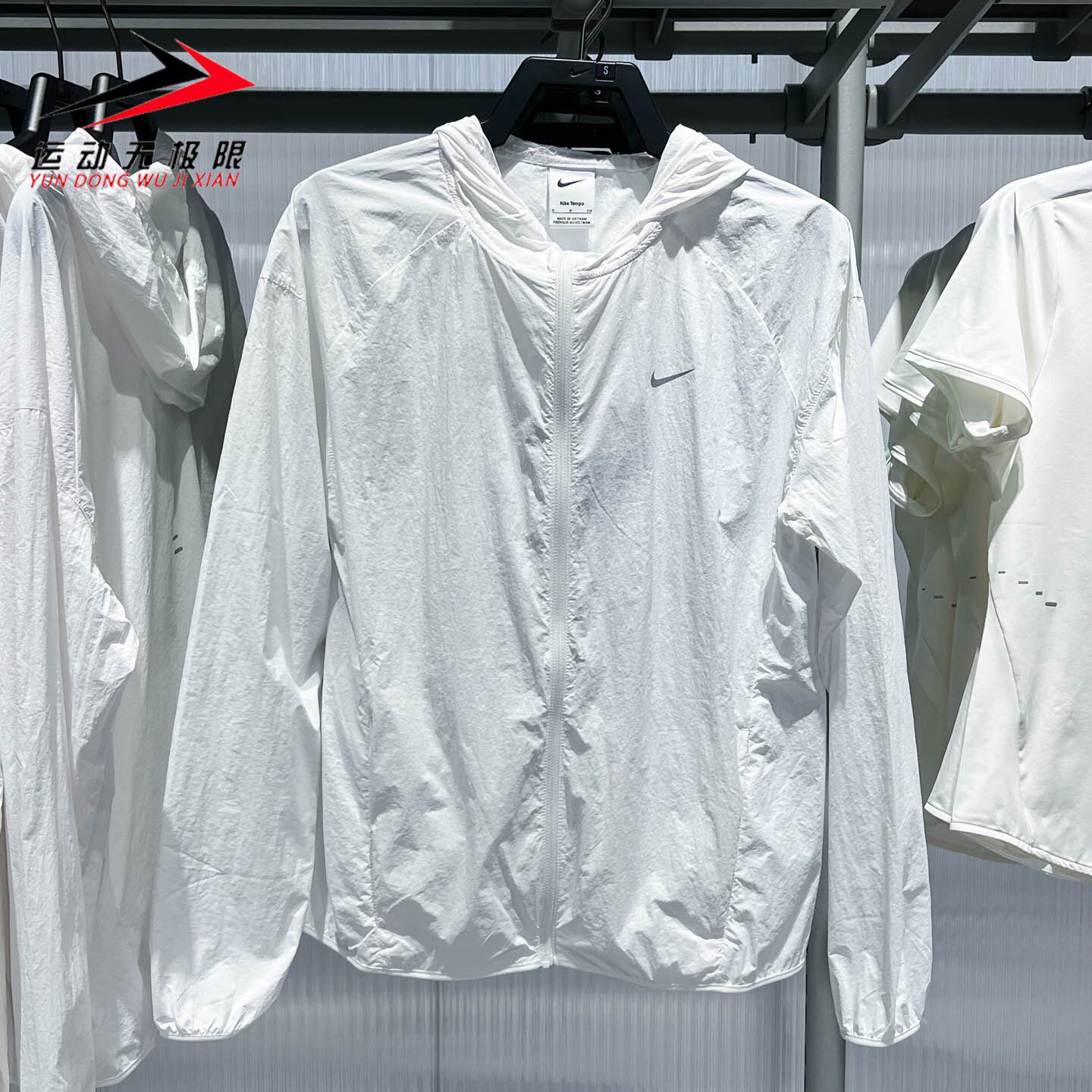 Nike耐克女装2026夏款运动休闲防风衣透气梭织连帽外套IH7974-100