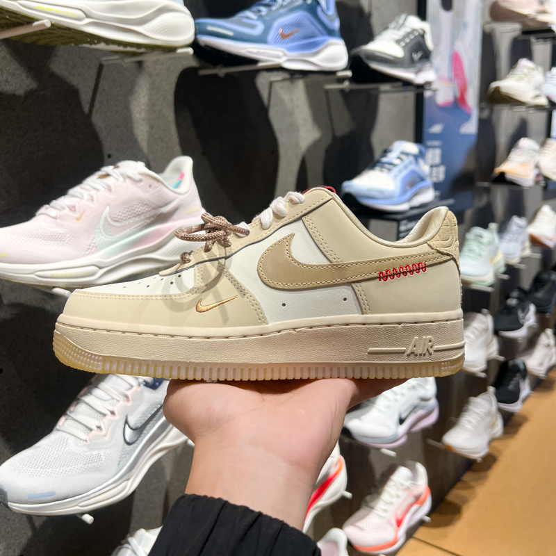 NIKE耐克女鞋2025新年款AF1舒适耐磨透气休闲运动板鞋 HV5990-172