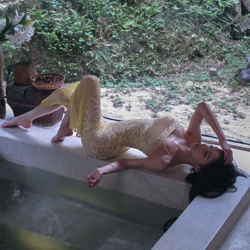 纯欲风性感辣妹黄色挂脖连衣裙