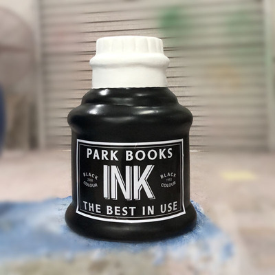 泡沫雕塑精细处理墨水瓶子模型