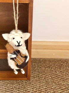 高级感轻奢尼泊尔羊毛毡小羊公仔包挂件情侣钥匙扣小众车挂手工