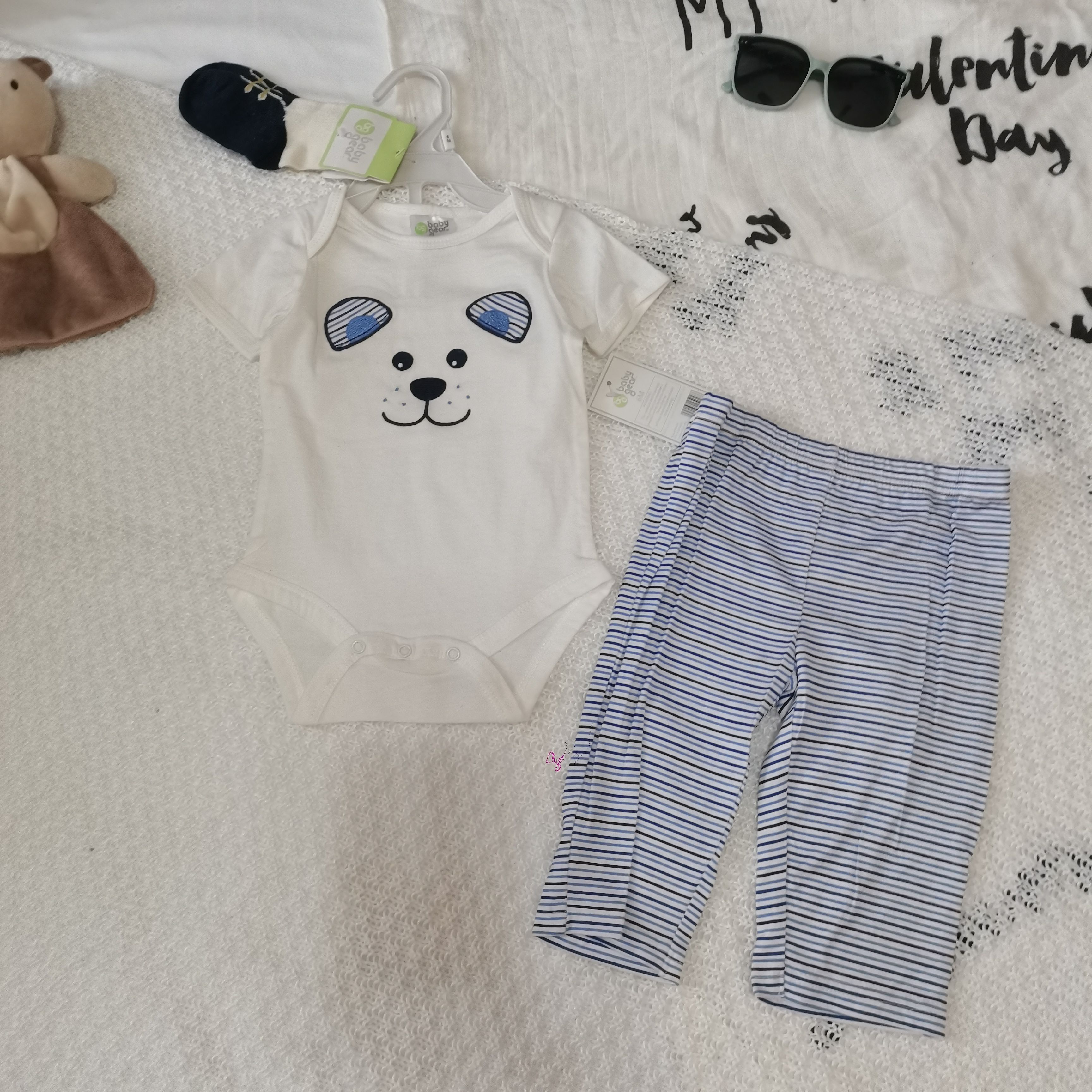 外贸单纯棉短袖三角包屁衣裤子袜子三件套装哈衣爬服连体刺绣小狗