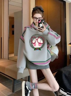 灰色连帽卫衣女2026新款秋冬款卡通印花别致中长款设计感套头上衣