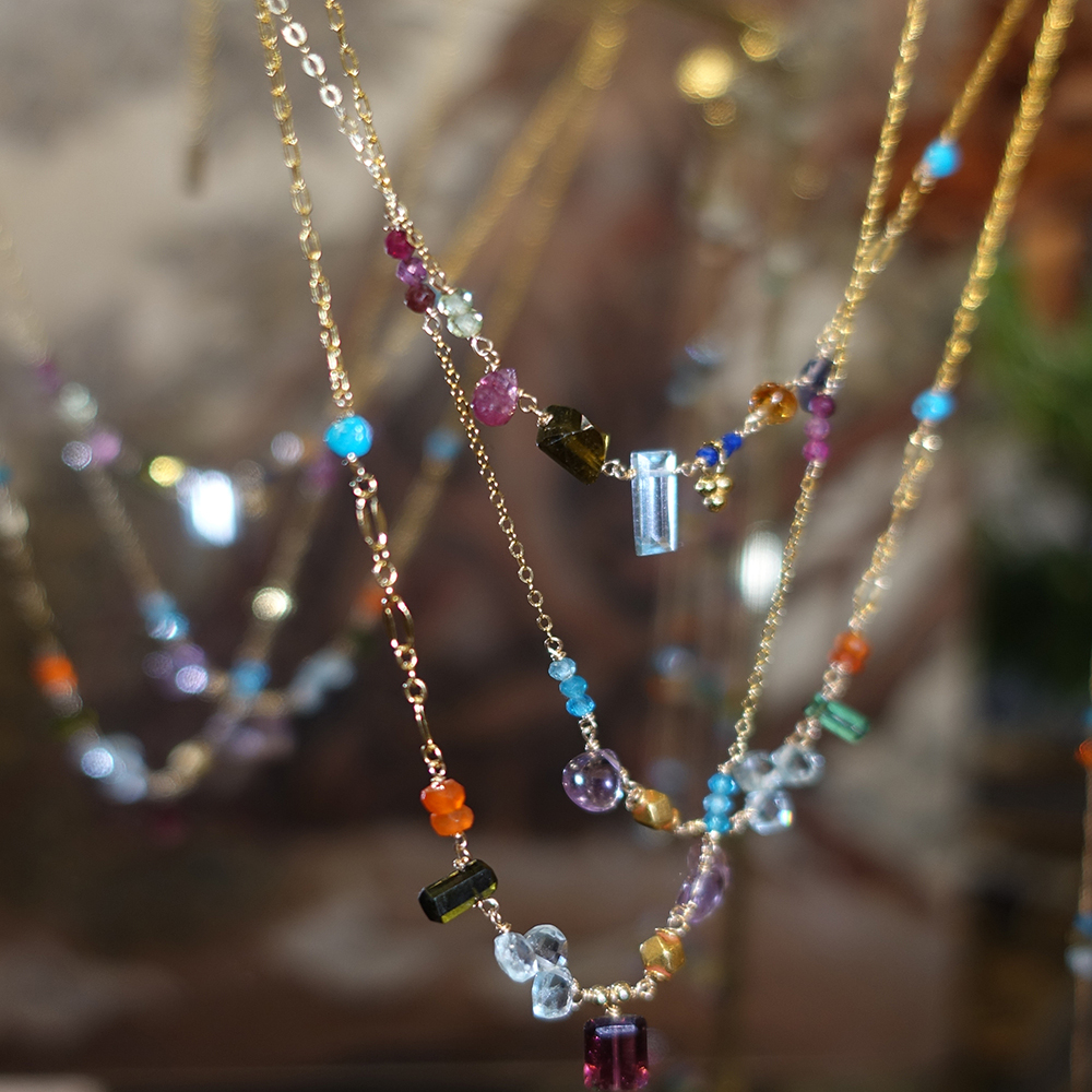 甜糖. 彩色多宝石注金与18K金项链
