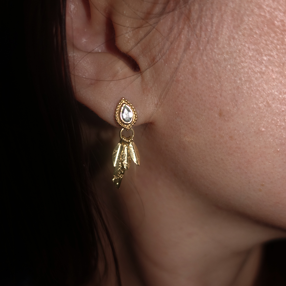 没有相同的树叶. 限量银镀金托帕石/石榴石手工压纹迷你耳环