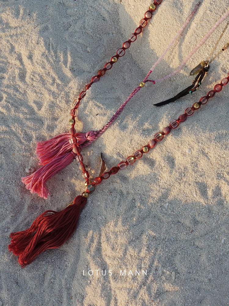 摩卡玫瑰。深粉色棉线编织红纹石与玛瑙拼色长款流苏项链