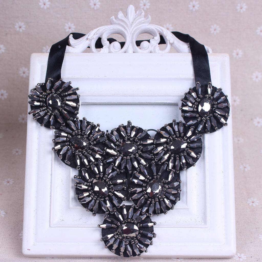 KOREAN VERSION OF CLOTHING ACCESSORIES 8 HOLLOW CRYSTAL BULLS EYE EUROPEAN AND AMERICAN EXAGGERATED FASHION BEADED NEW FAKE COLLAR NECKLACE
