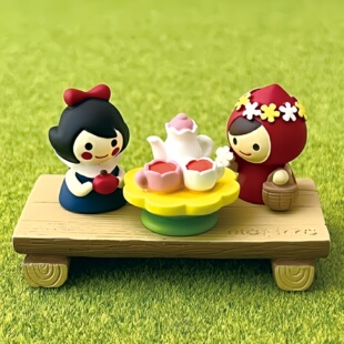 日本进口治愈童话摆件闯入童话镇小红帽白雪公主萌趣桌面陪伴小物
