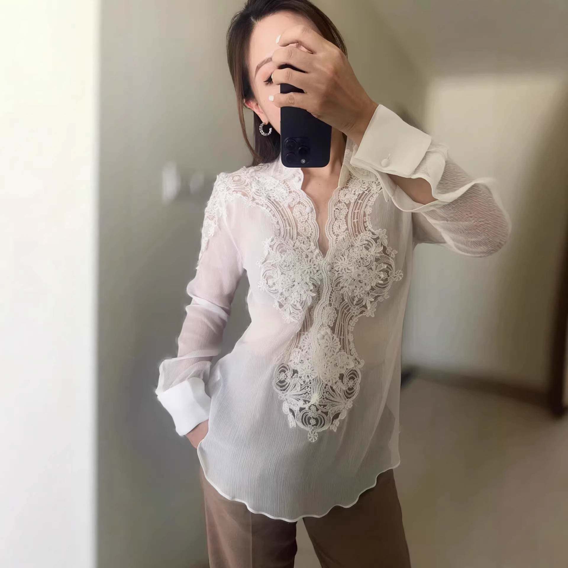 ES蕾丝之王拼桑蚕丝v领气质上衣法式长袖蕾丝刺绣镂空小衫