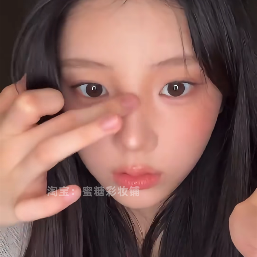 点完高光发出了满意的呼噜声 李沅禧同款立体提亮修容盘哑光粉饼