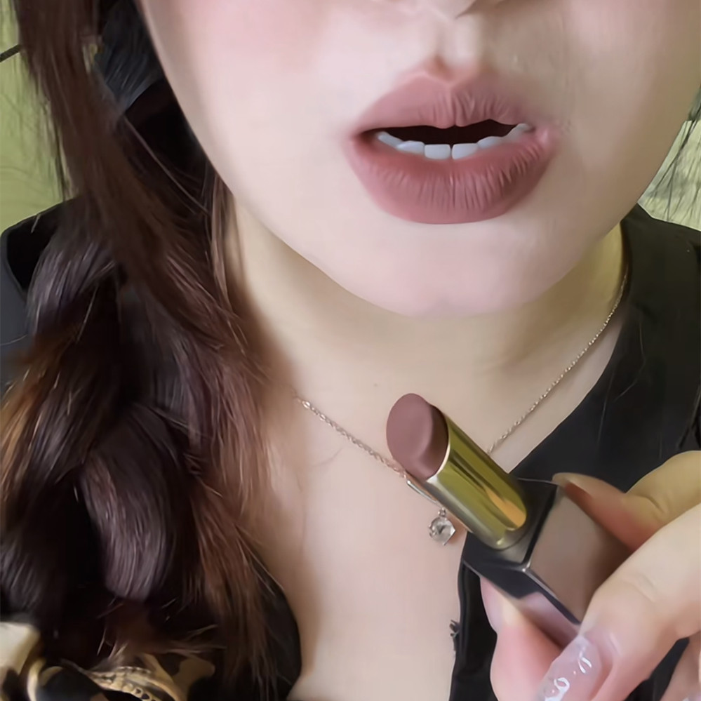 超有态度的一支口棕色！调色好美哥特风绒雾唇膏口红冷烟杏仁奶咖