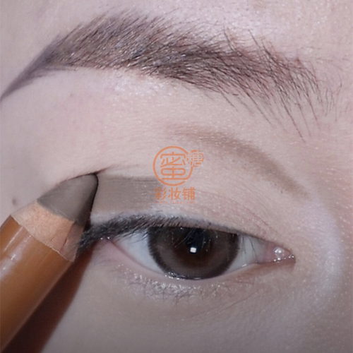 哑光灰棕截断骨相感轮廓 水泥灰双头修容笔化日常眼妆白色打底膏