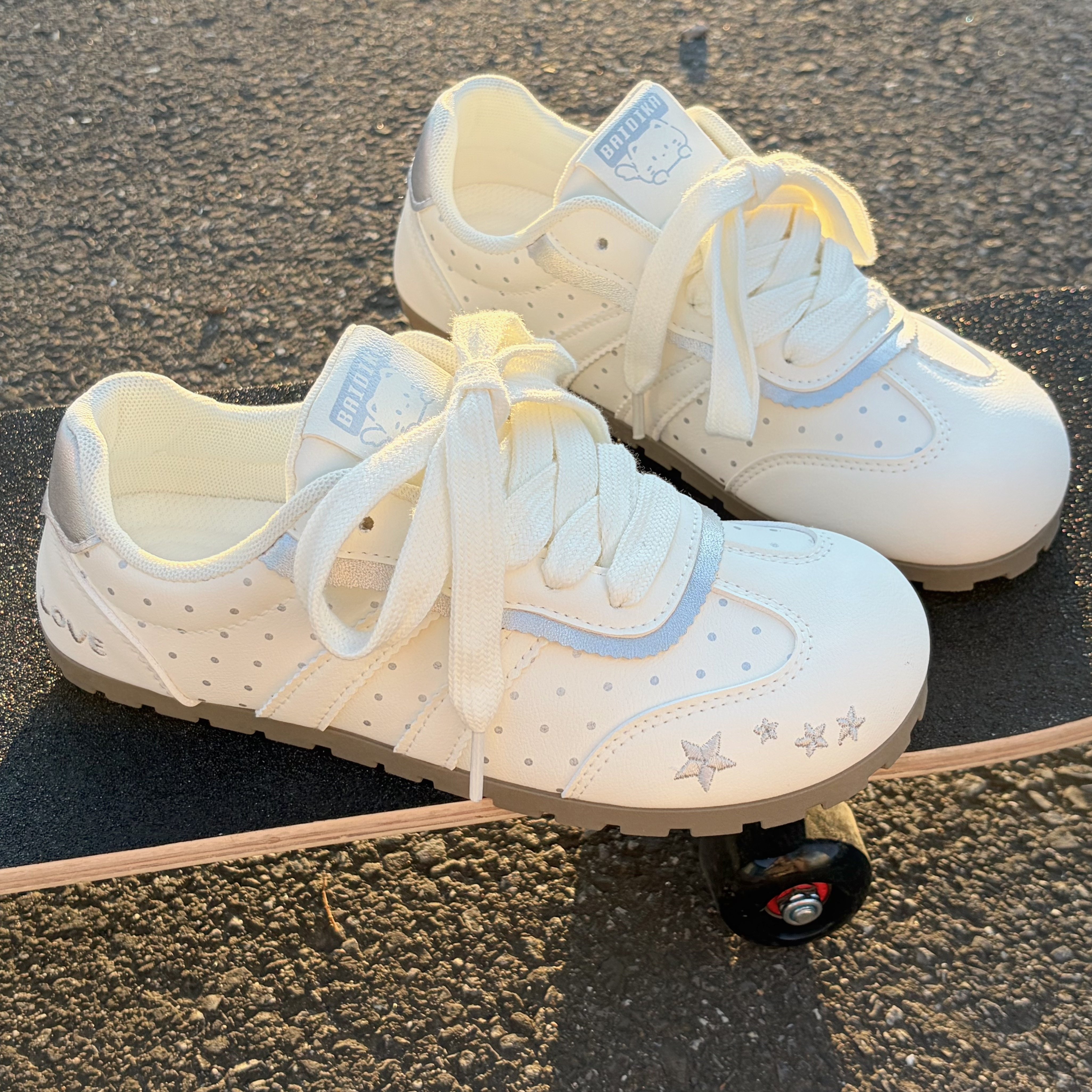 可爱风波点泡芙德训鞋女2026夏季新款平底小白鞋韩系休闲运动板鞋