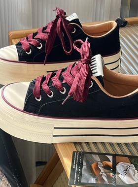 复古磨砂皮黑红色厚底板鞋女2025秋季新款百搭学生休闲增高松糕鞋