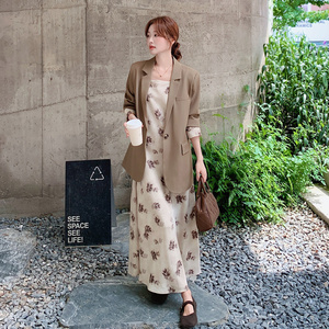 卡其色碎花吊带连衣裙女2025新款秋季盐系高级感休闲西装裙子套装图片