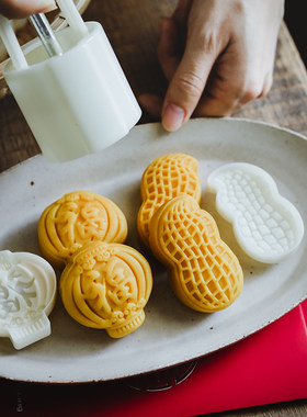 传统国潮风花生吉祥手压式灯笼