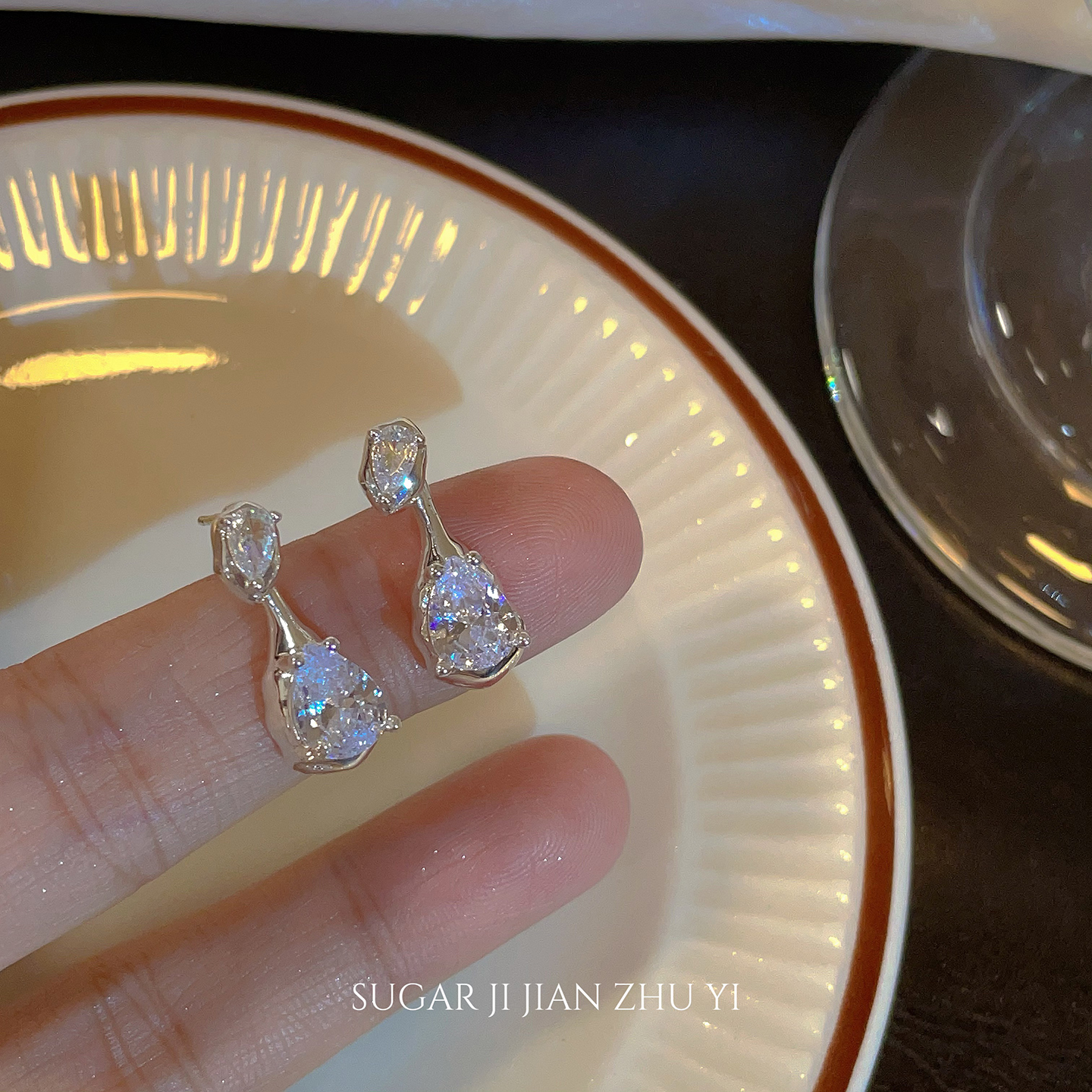 一款两戴轻奢水滴形锆石耳钉女银色闪钻耳环高级感精致气质耳饰