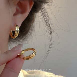 SUGAR 简约字母金色耳扣2026年新款耳饰小众设计感冷淡风耳环女