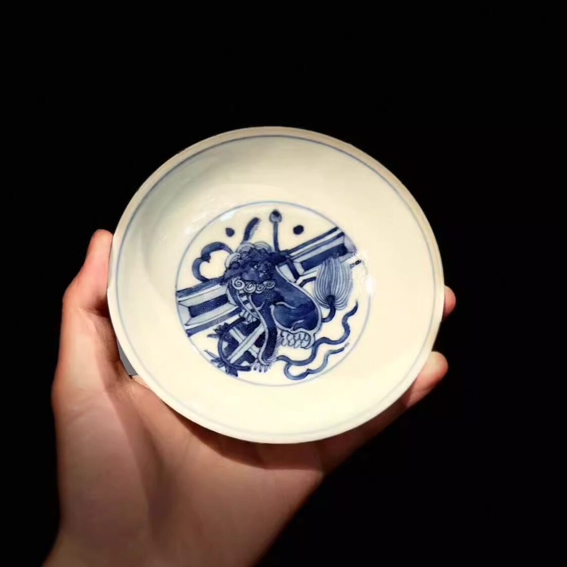 古器物清代早期青花瓷赏盘 手绘狮子动物图 工夫茶壶承大明万历款