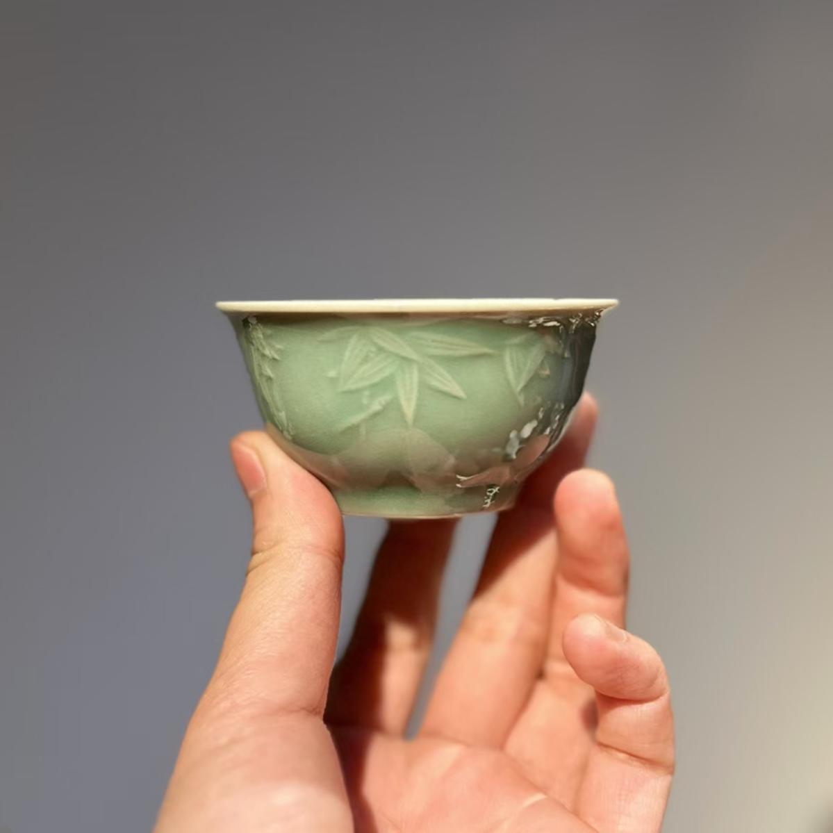 80年代出口海外龙泉青瓷 粉青梅子明刻竹叶主人杯泡茶品茗杯盏80c