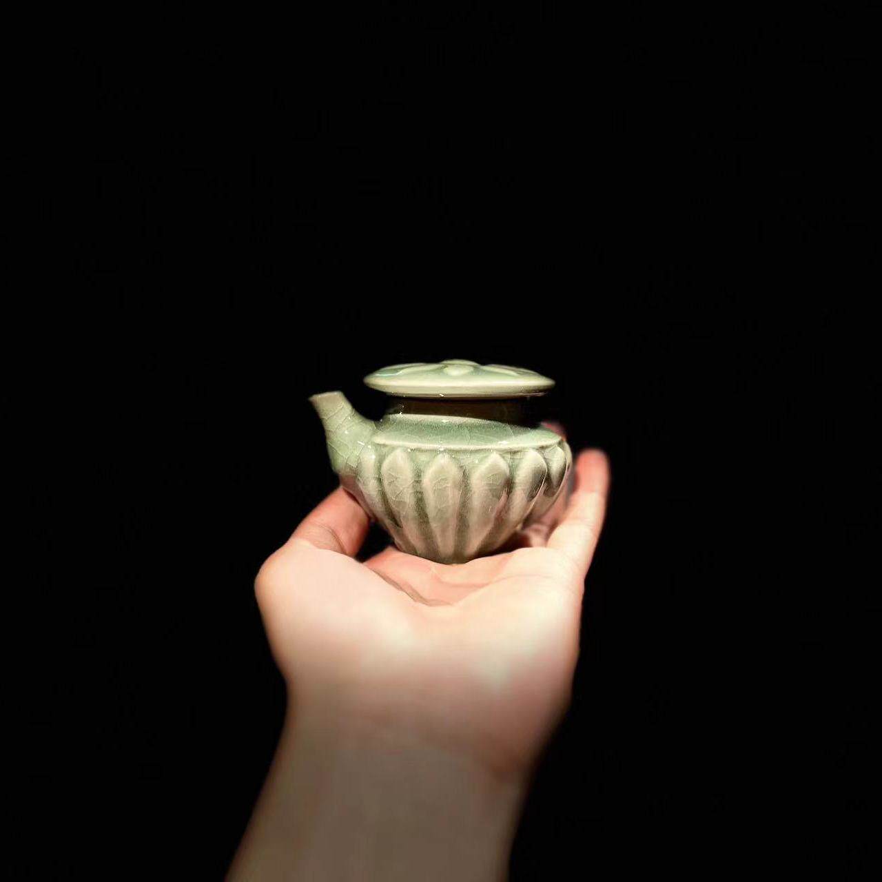 70年代柴烧龙泉青瓷老厂文房水滴 开片小菊瓣壶急需 泡茶道分茶器