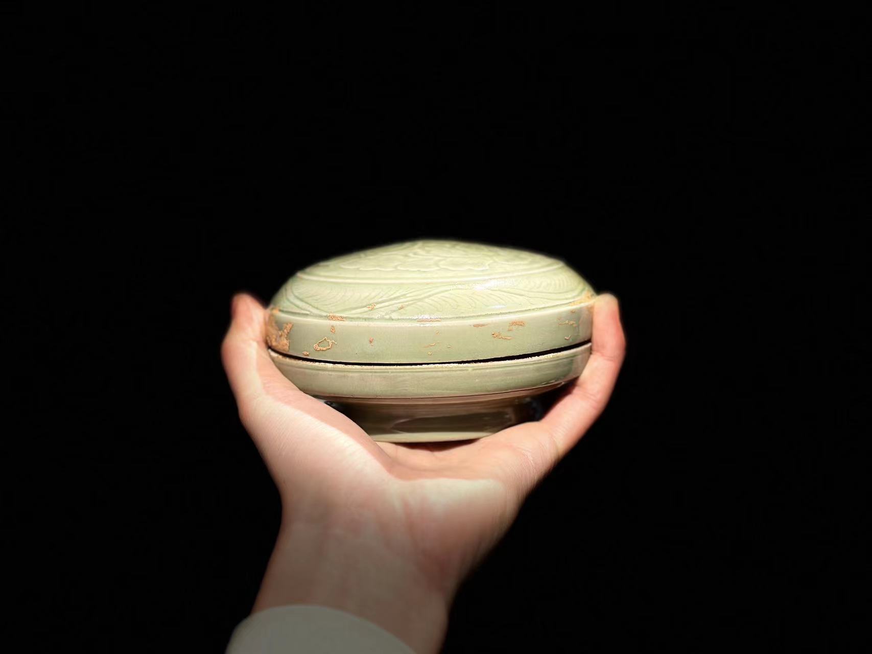 古器物五代北宋时期越窑青瓷圆形刻花牡丹支钉烧大美秘色瓷老粉盒