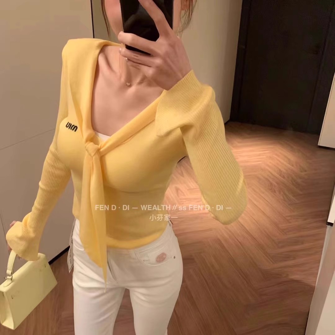 V领垫肩收腰围巾领显瘦针织衫