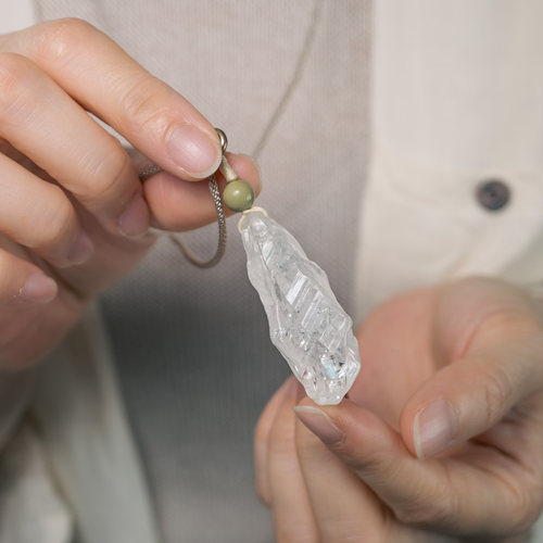 小众设计天然水晶原石吊坠男女款