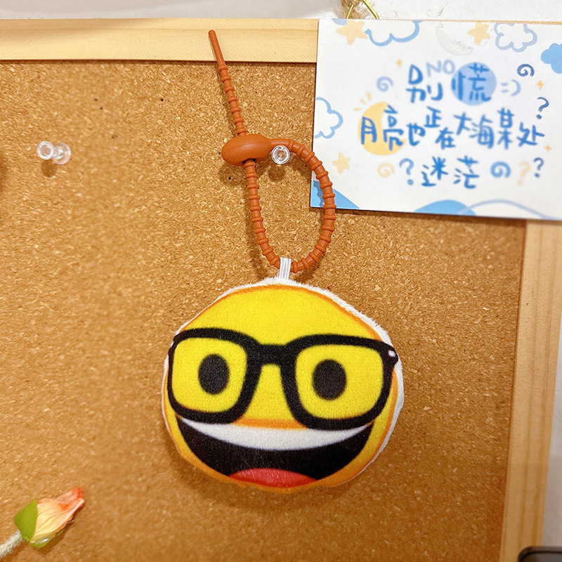 书呆子脸Emoj表情包周边玩偶挂件来图定制毛绒钥匙扣语音小黄人