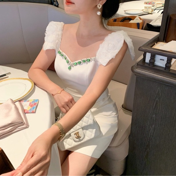 魅鹊2025夏季新款法式复古方领贵气千金白色玫瑰钉珠修身连衣裙