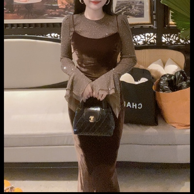 魅鹊2025秋冬新款美拉德色系丝绒修身显瘦高腰吊带连衣裙