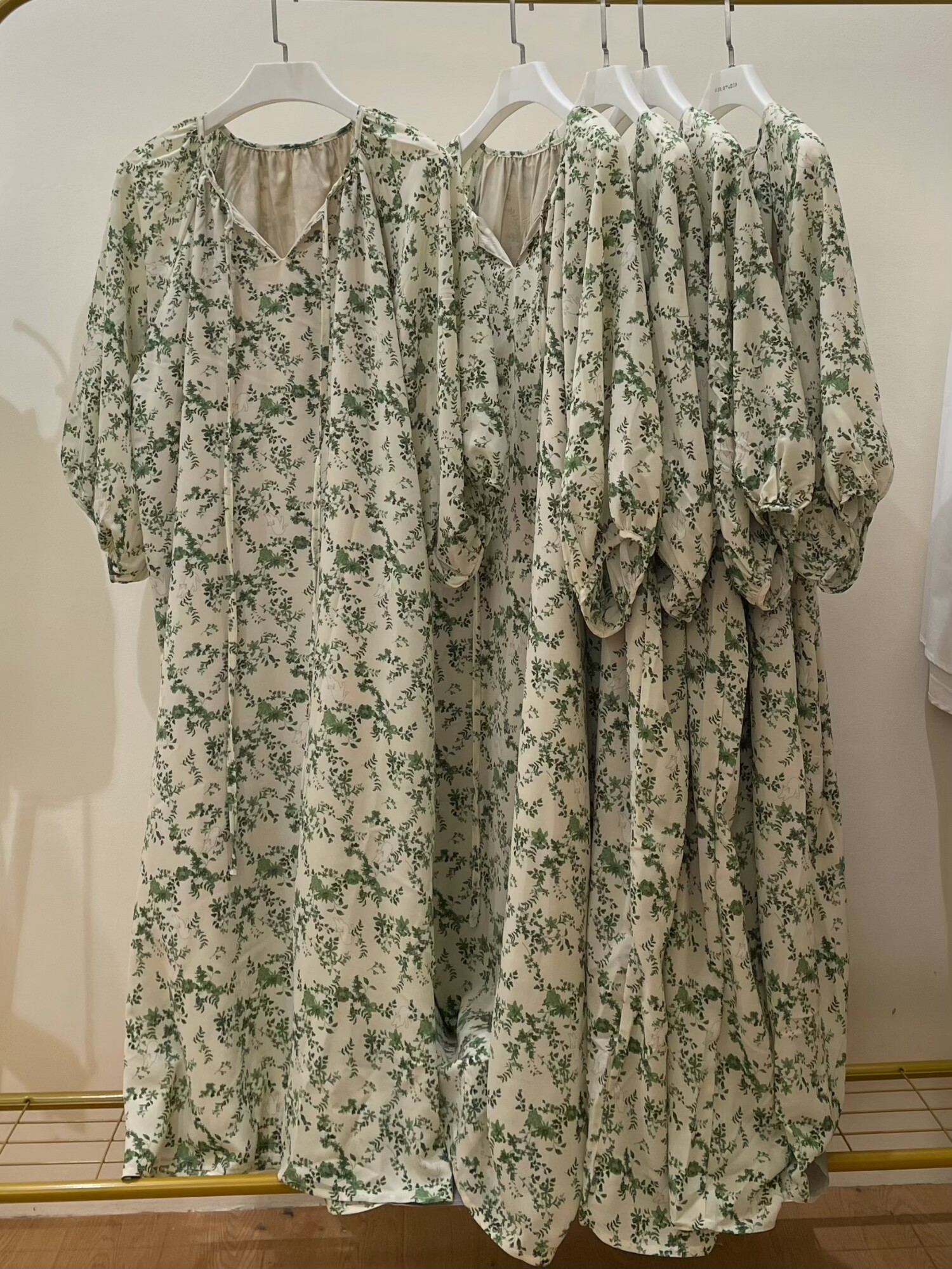 特价清仓藤萝顷夏 V领慵懒氛围感碎花连衣裙女夏季系带灯笼袖裙子
