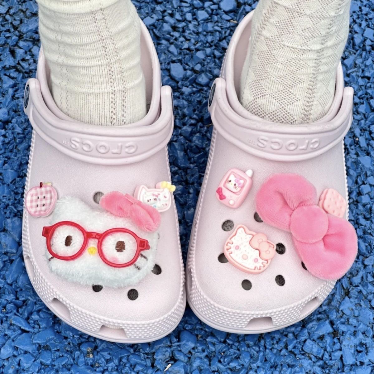 粉色毛绒kitty鞋扣洞洞鞋蝴蝶结卡通配饰可爱鞋花可拆卸diy装饰配