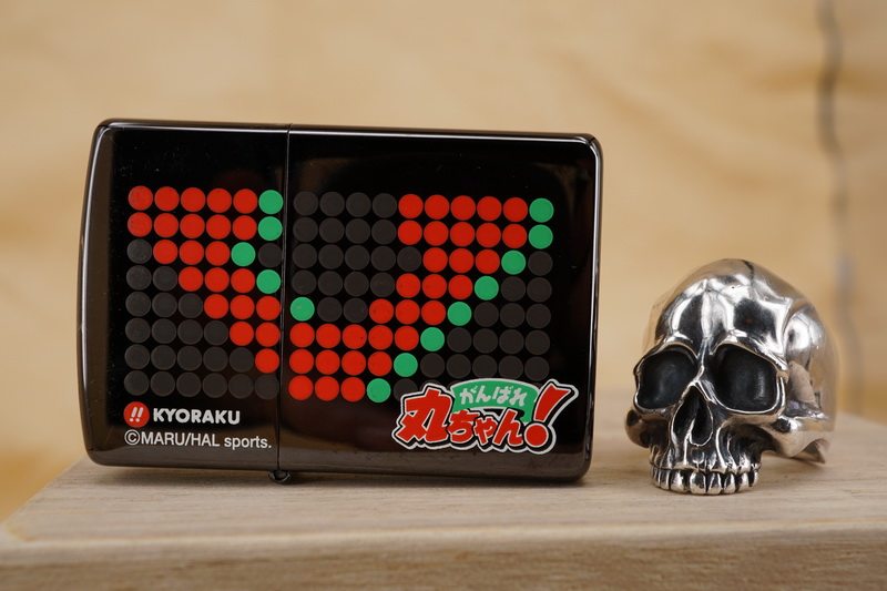 原装正版2003年a全新黑冰彩印胜利之v打火机 zippo