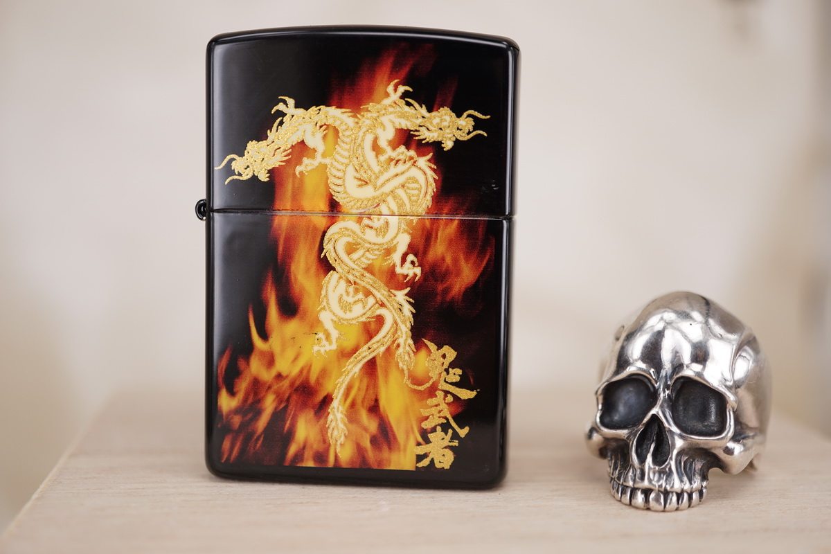 原装正版2001年J全新限量喷绘火焰本金时绘双龙鬼武者打火机ZIPPO