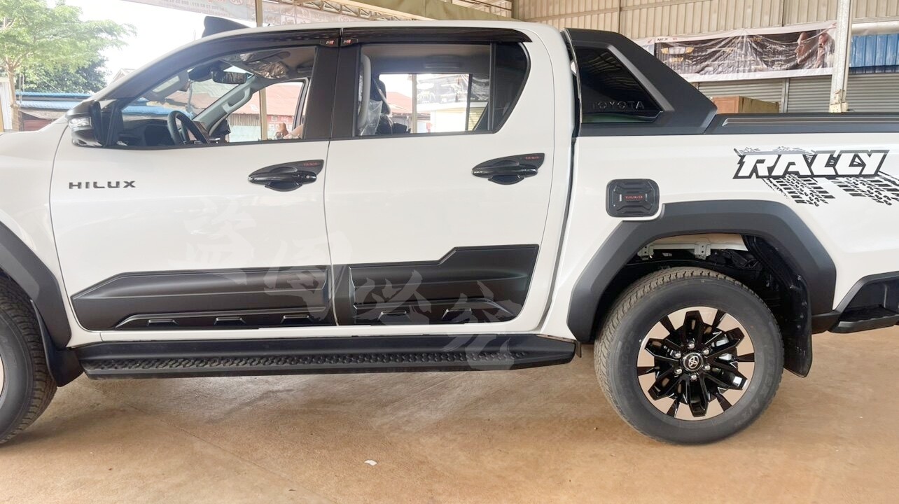 适用于2026年海拉克斯HILUX TRAVO改装车门门边护板装饰板防刮板