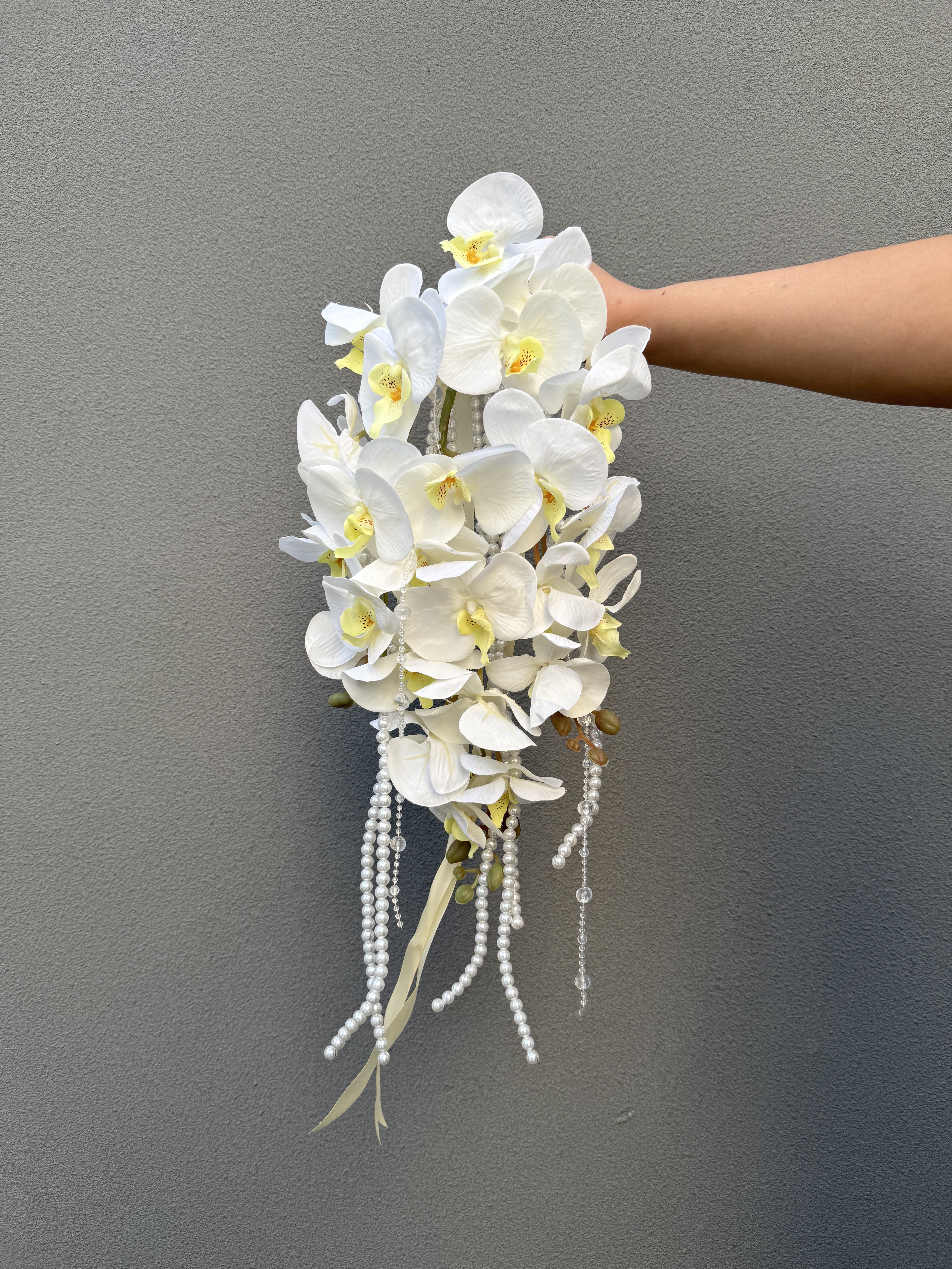 高级瀑布仿真花婚礼新娘影楼摄影道具白色蝴蝶兰珍珠领证手捧花束