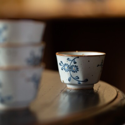 观云听雨唐草纹手绘品茗杯套装