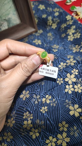 天然碧玉苹果绿戒指18k金镶嵌蛋面天然玉石指环