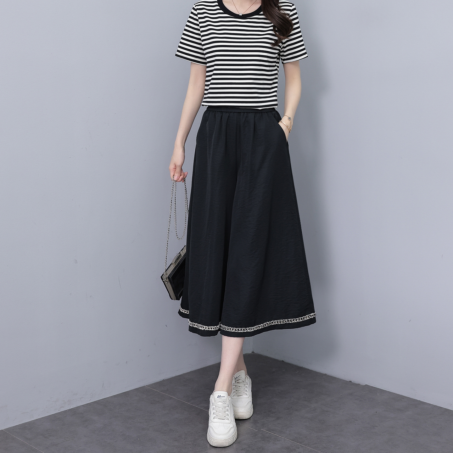 2025新品花边休闲裙裤女夏季薄款黑色冰丝皱高腰垂感七分阔腿裤子