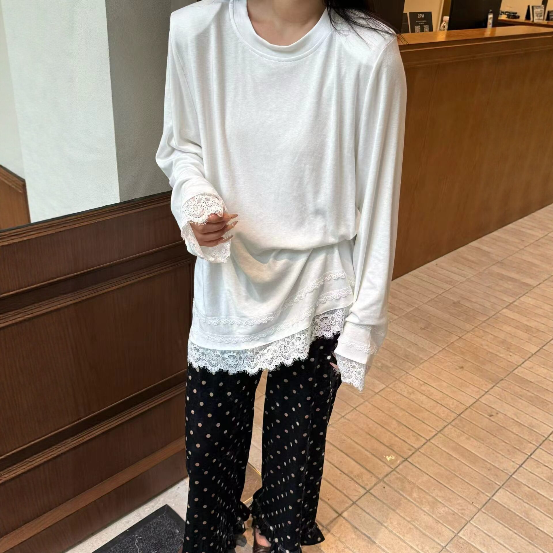 下摆蕾丝刺绣圆领长袖t恤女2026