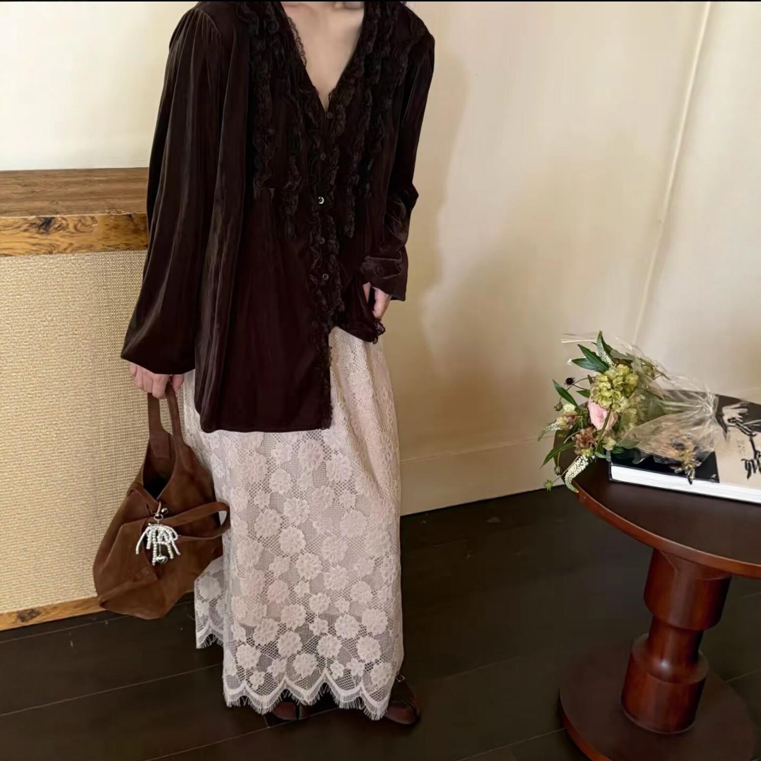 慵懒风V领花边丝绒衬衫女上衣