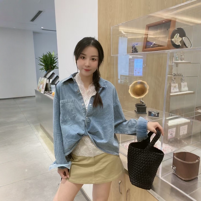 浅蓝色牛仔衬衫女欧洲站2025春季新款时尚设计感长袖薄款牛仔外套