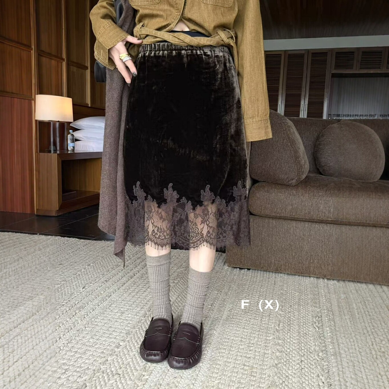 蕾丝拼松紧腰丝绒半身裙女2026秋