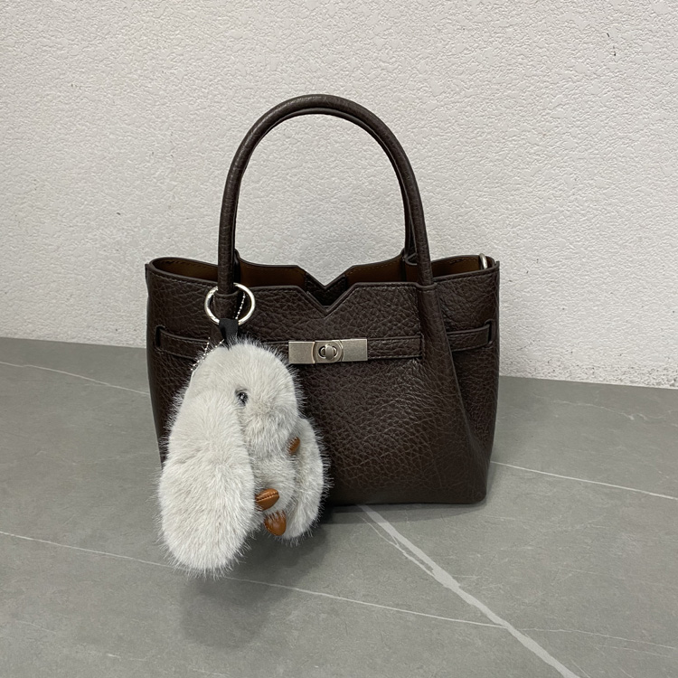 韩版时尚毛毛挂饰手提包荔枝纹锁扣百搭水桶包新款质感单肩斜挎包