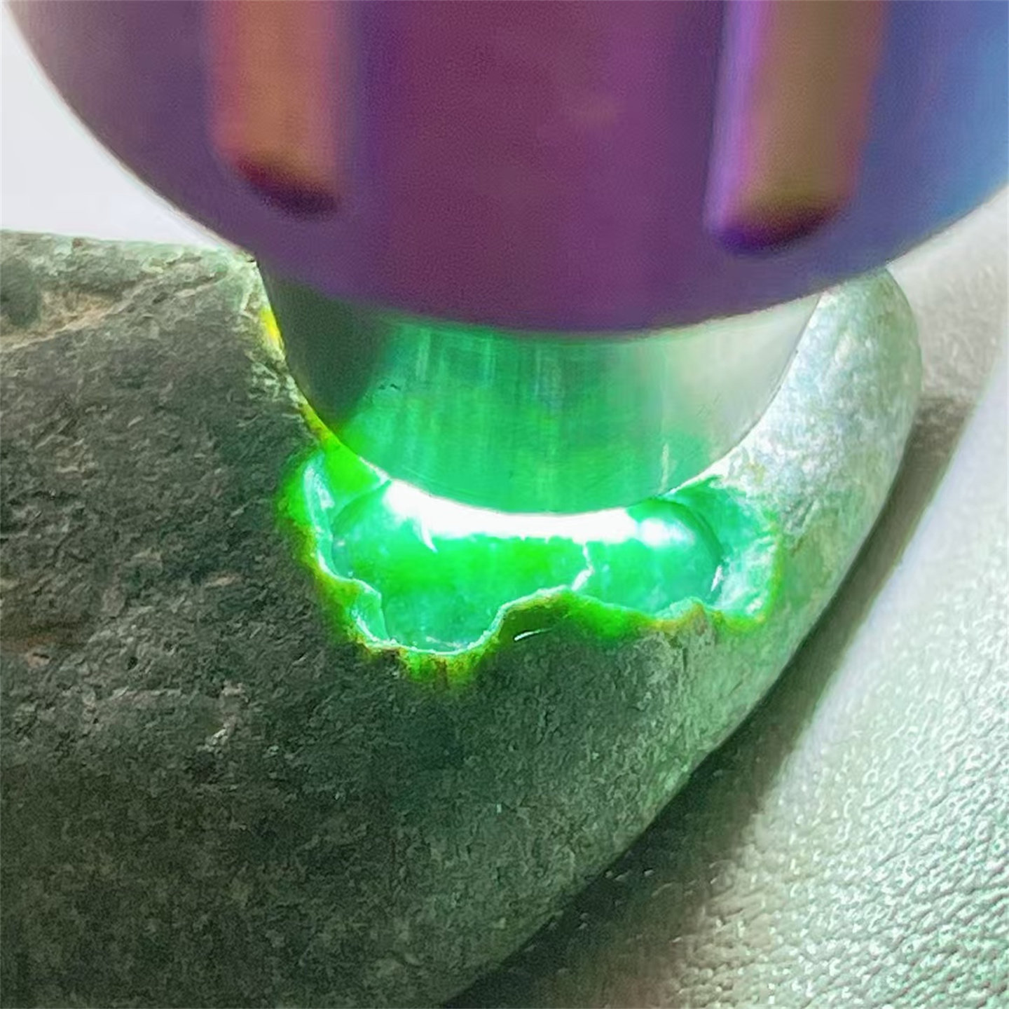 T13058 精品缅甸天然翡翠原石老坑后江场口色料戒面料  重21克