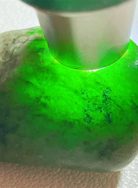 T15238 精品缅甸天然翡翠原石老坑后江场口色料戒面料  重23克