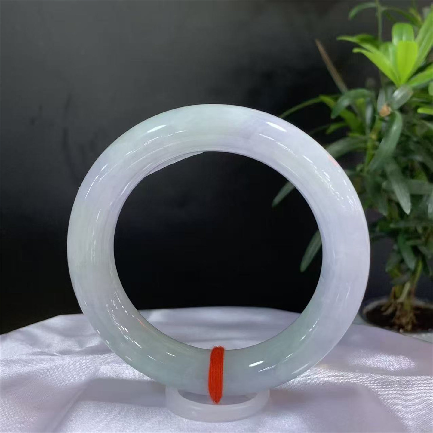 54圈口天然A货翡翠淡春手镯  有证书