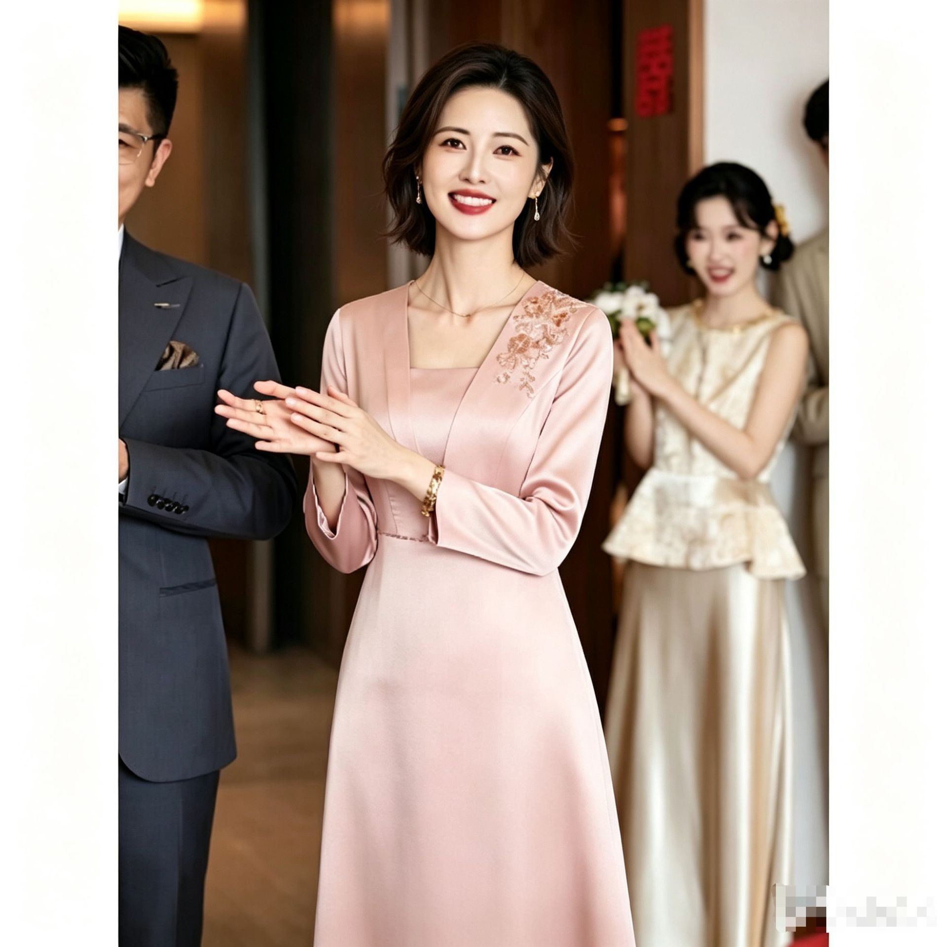 中年洋气妈妈婚宴礼服2026新款粉色气质喜婆婆敬酒服连衣裙女裙子