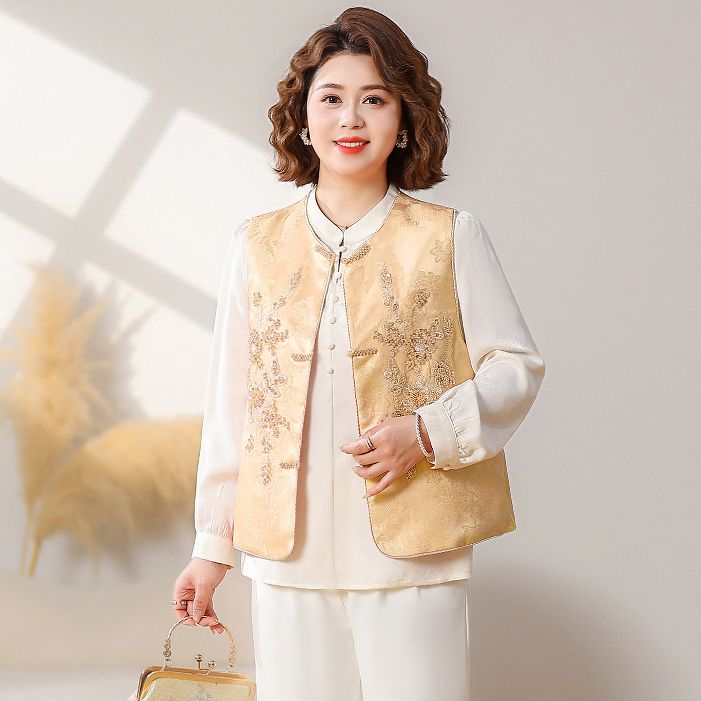 中老年妈妈装春夏款新中式重工刺绣马甲短款2026新款提花外穿背心